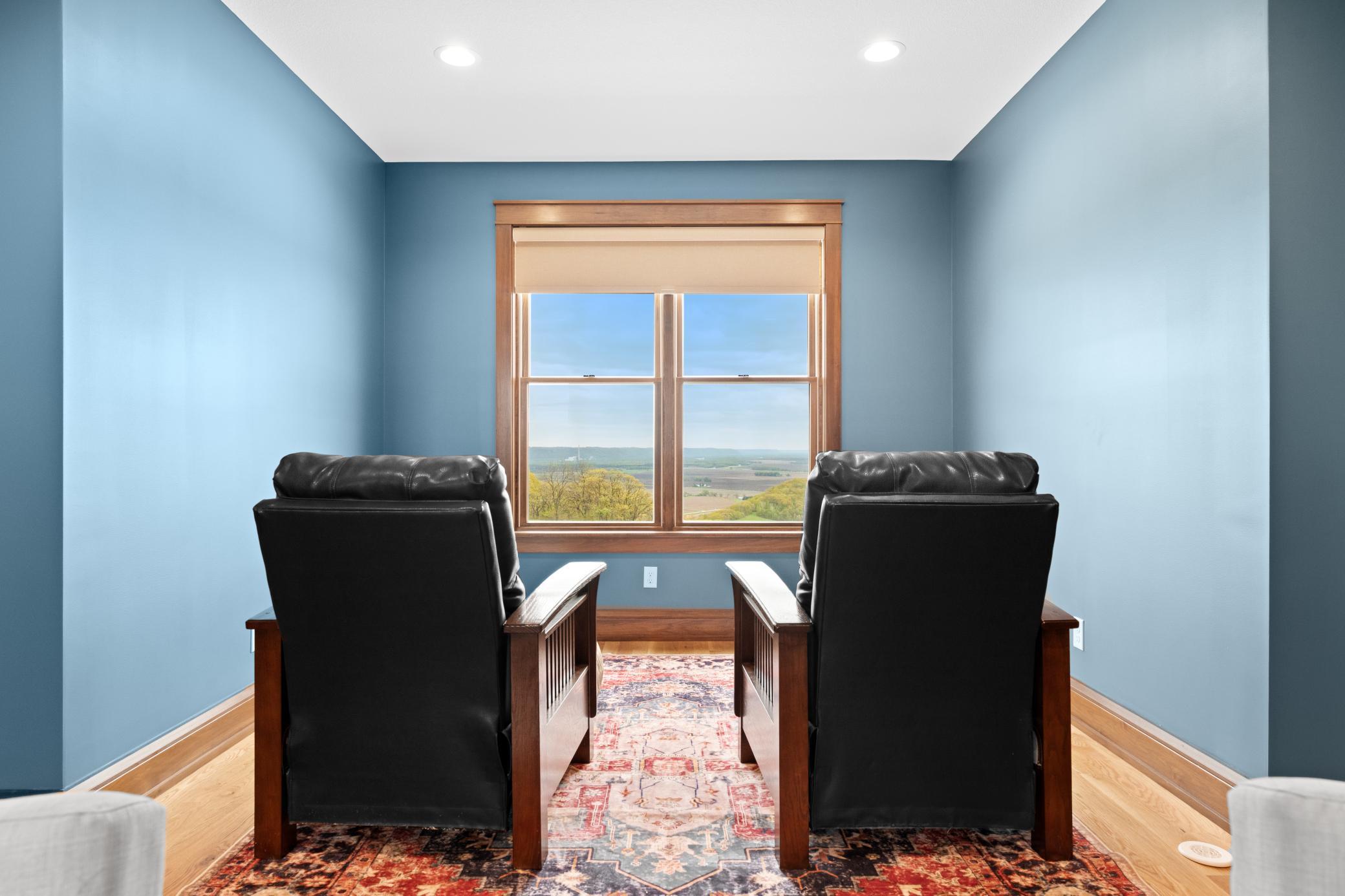 Sitting room in bedroom 2