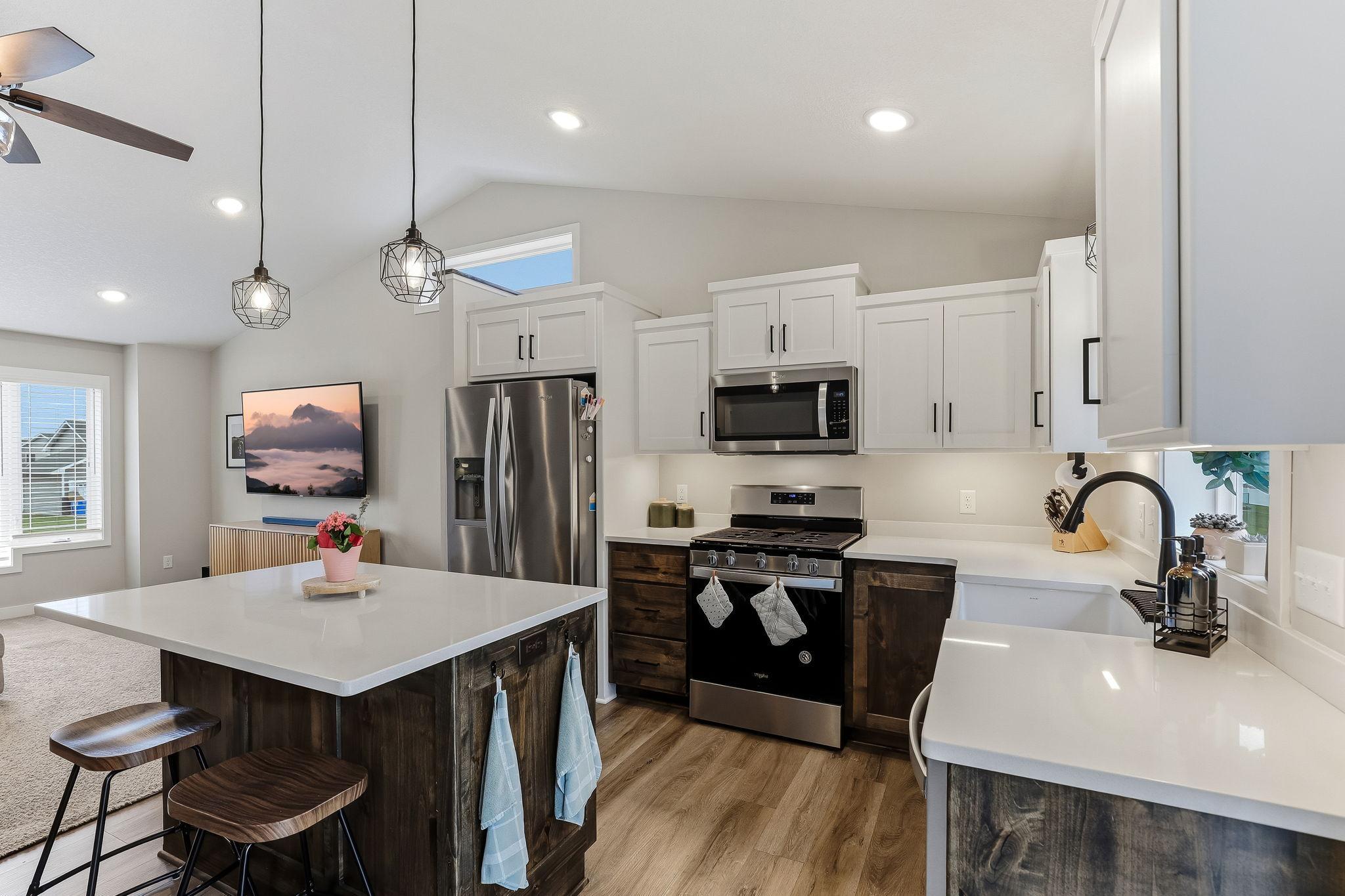 10-web-or-mls-8198-384th-Trail-10.jpg