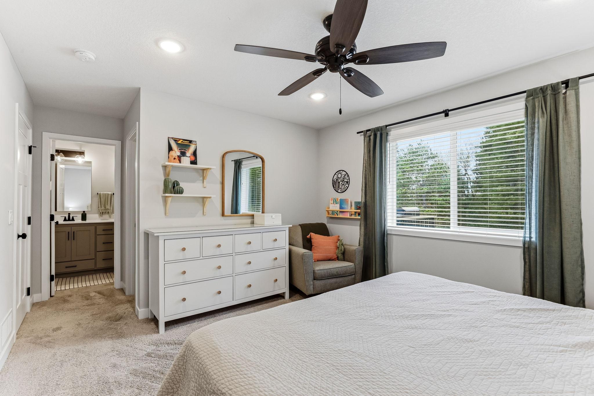 19-web-or-mls-8198-384th-Trail-19.jpg