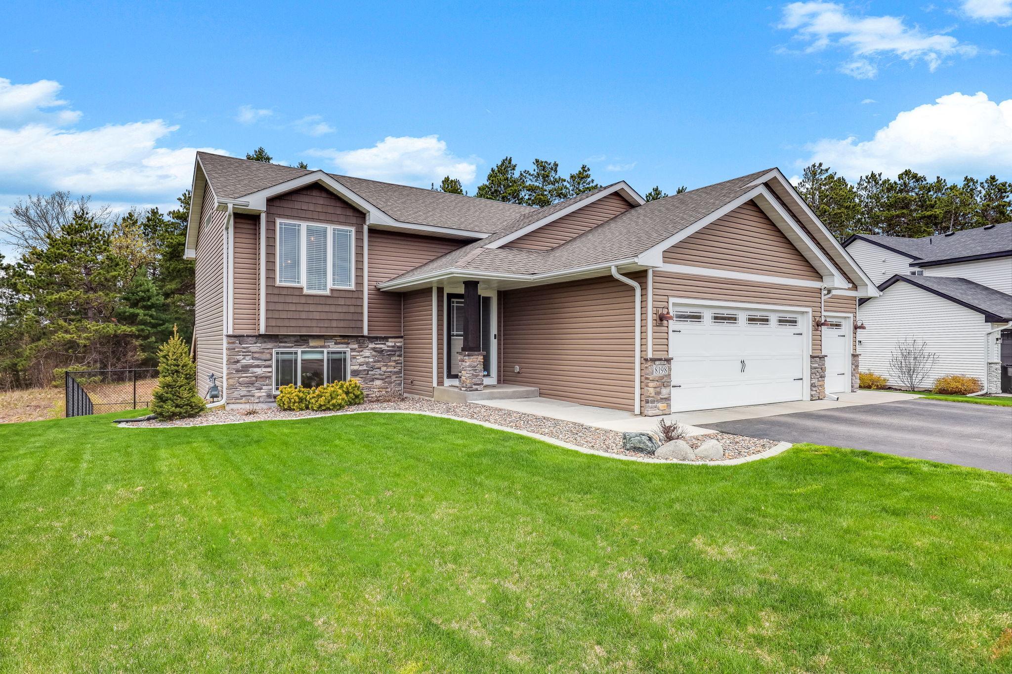 2-web-or-mls-8198-384th-Trail-02.jpg