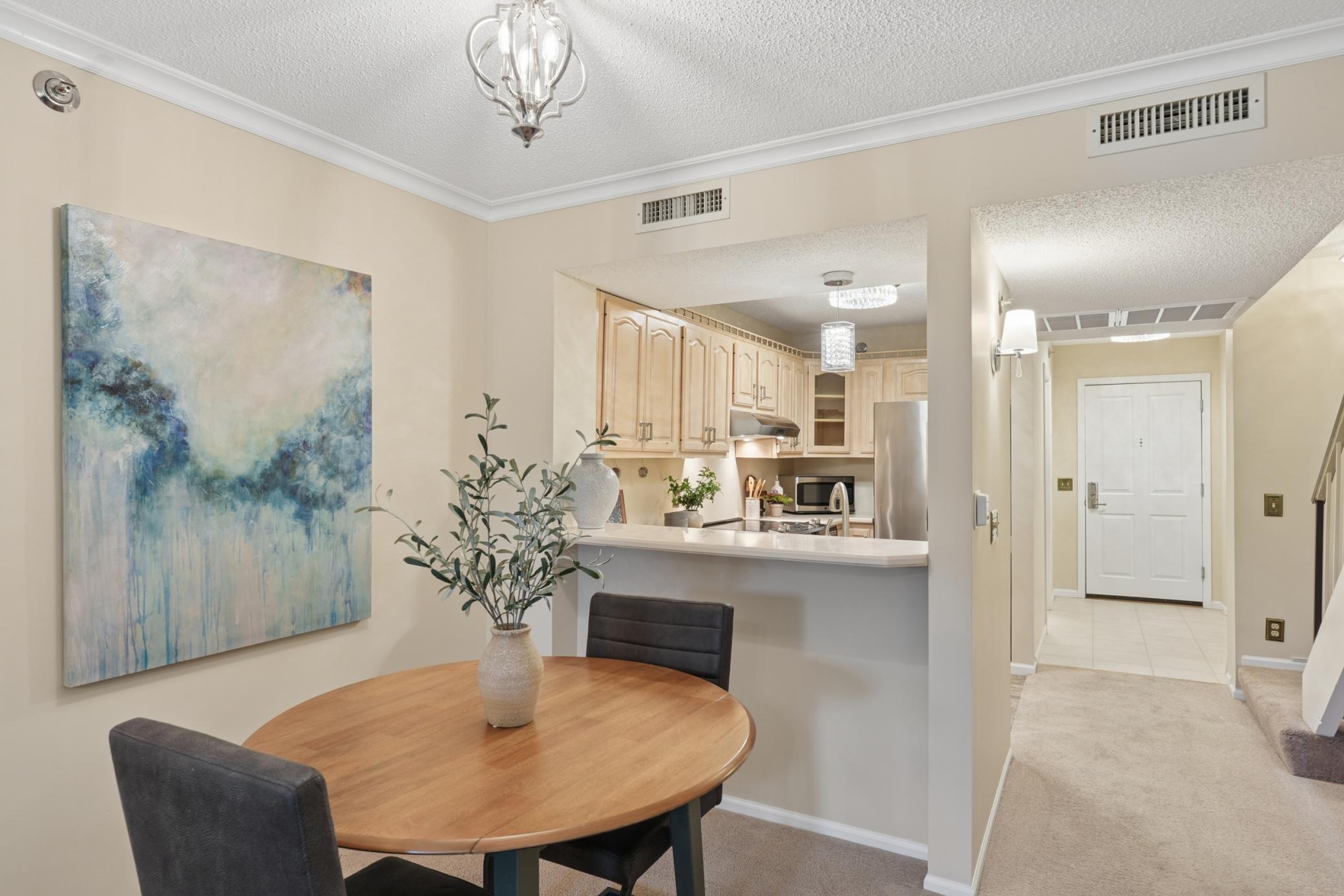 Dining area & breakfast counter