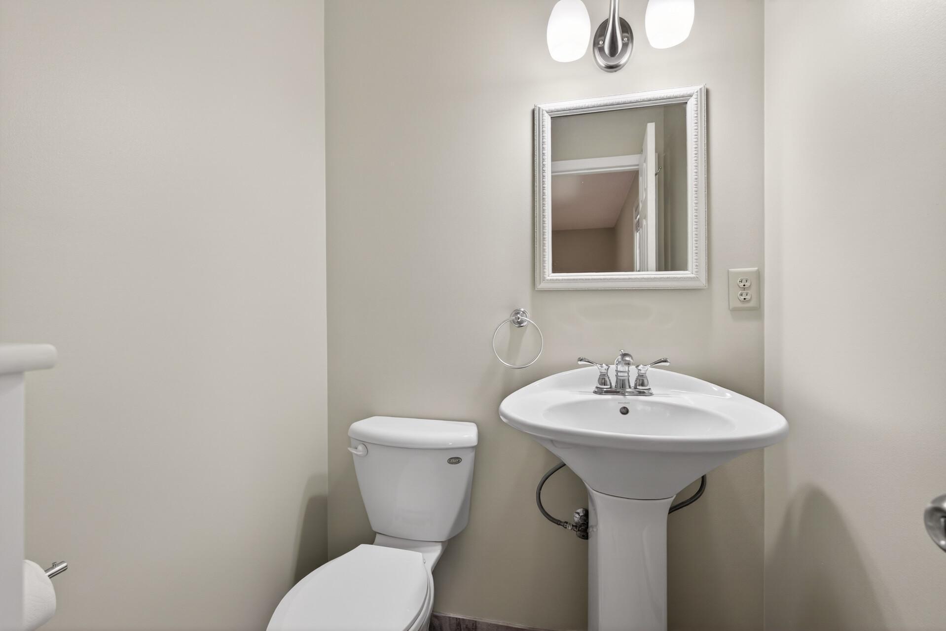 17_908_Greenvale_Ave_W17_mls.jpg