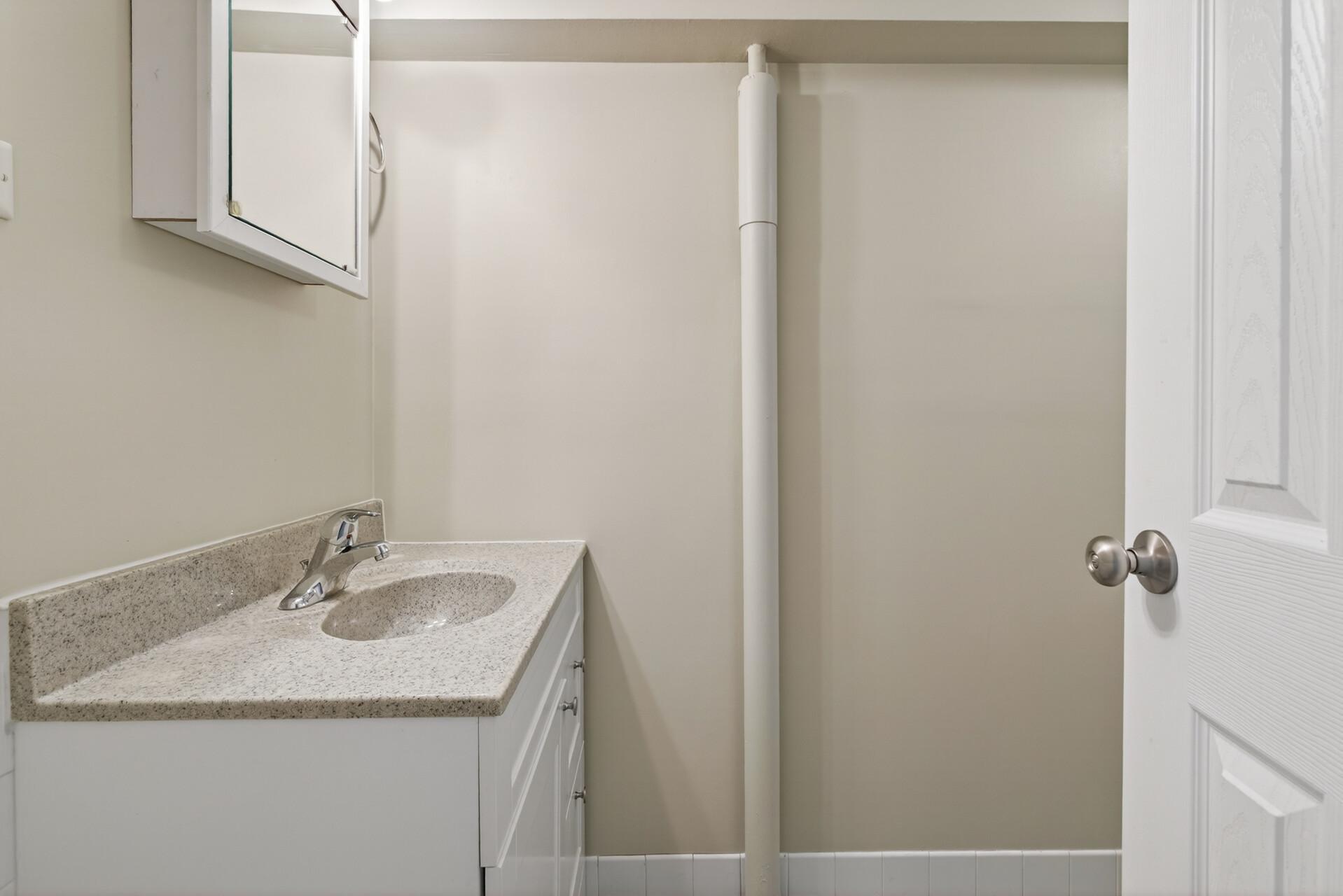 29_908_Greenvale_Ave_W29_mls.jpg
