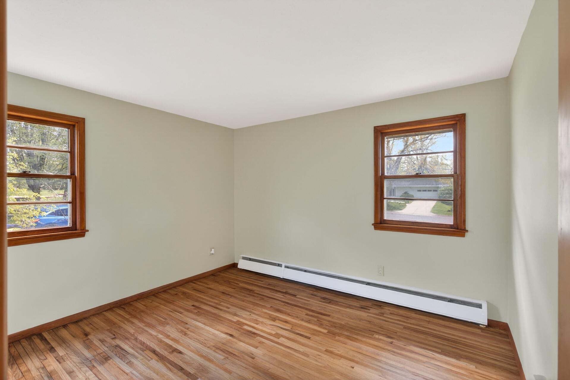 14_908_Greenvale_Ave_W14_mls.jpg