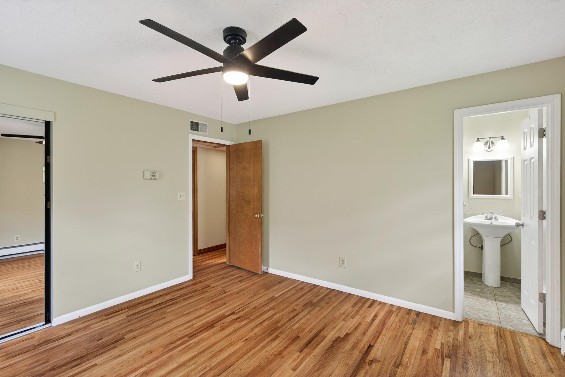 16_908_Greenvale_Ave_W16_mls.jpg