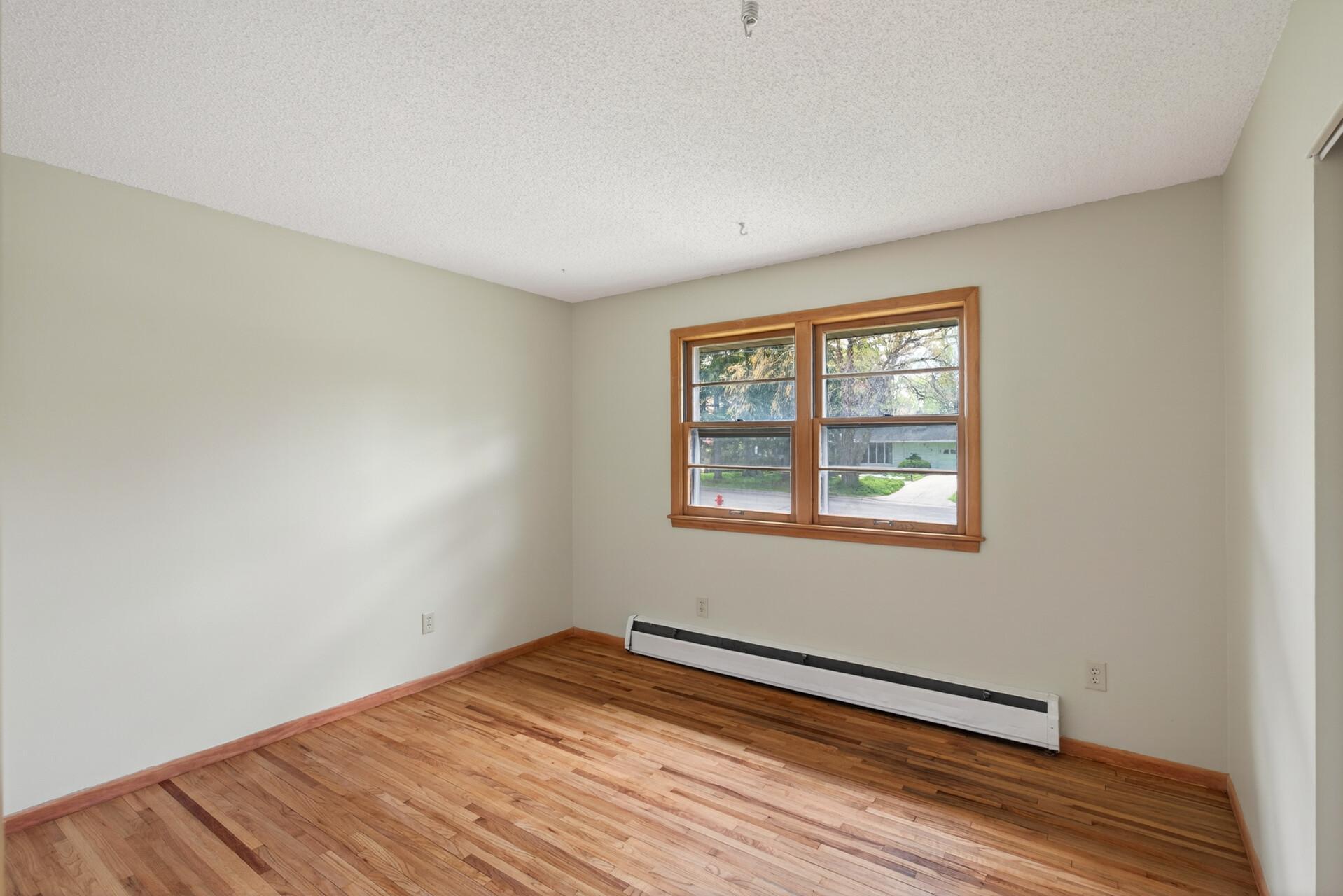 13_908_Greenvale_Ave_W13_mls.jpg