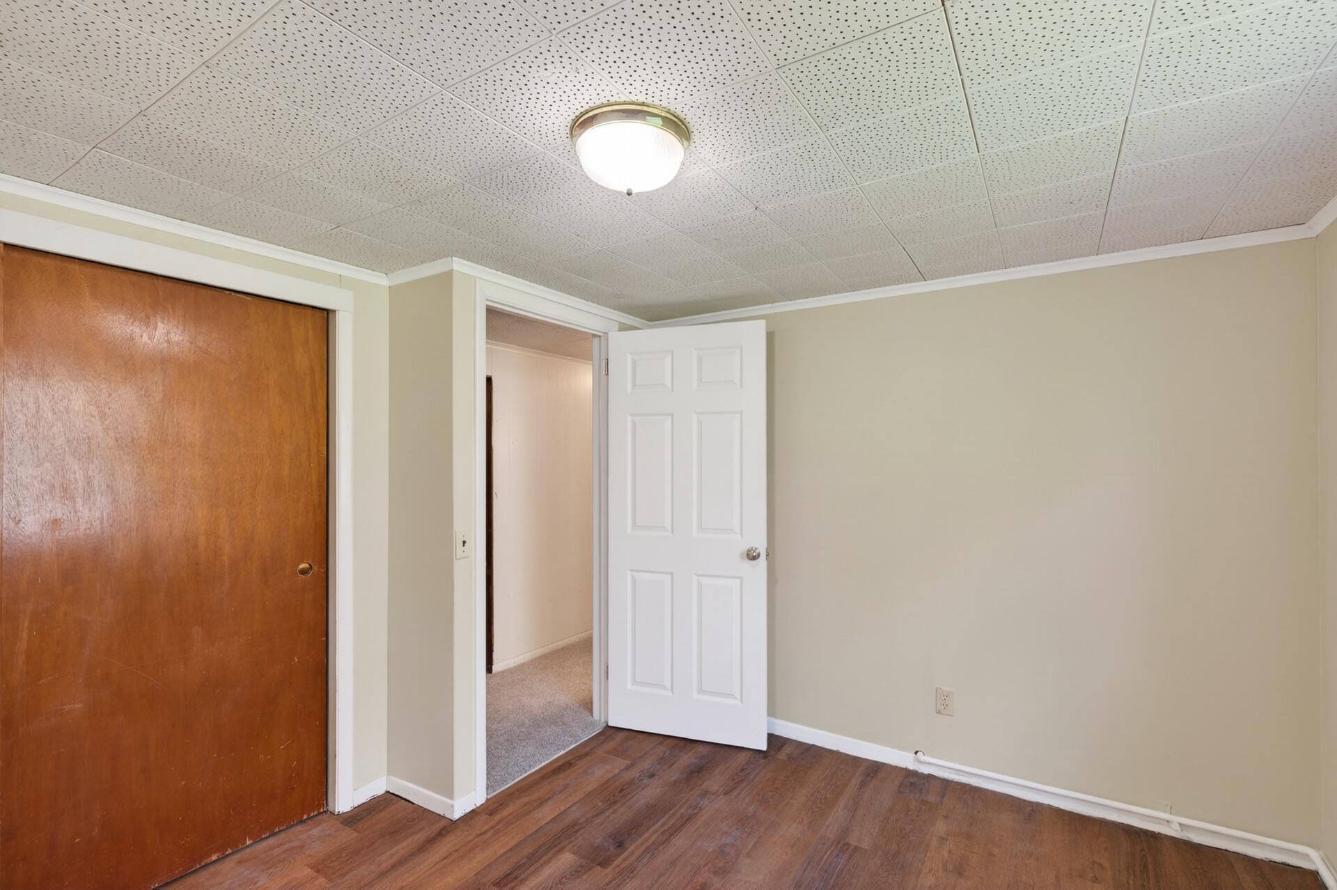 25_908_Greenvale_Ave_W25_mls.jpg