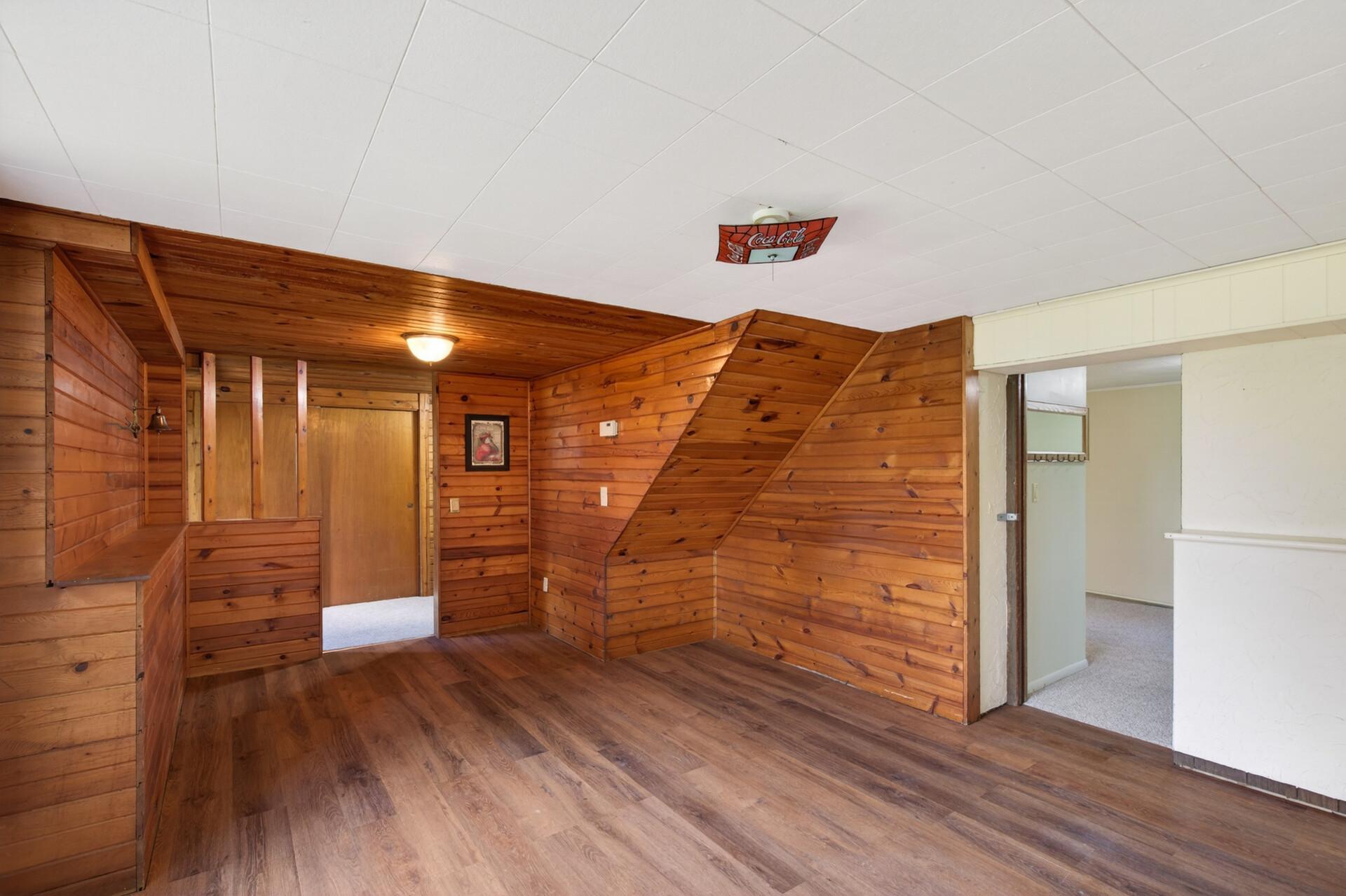 23_908_Greenvale_Ave_W23_mls.jpg