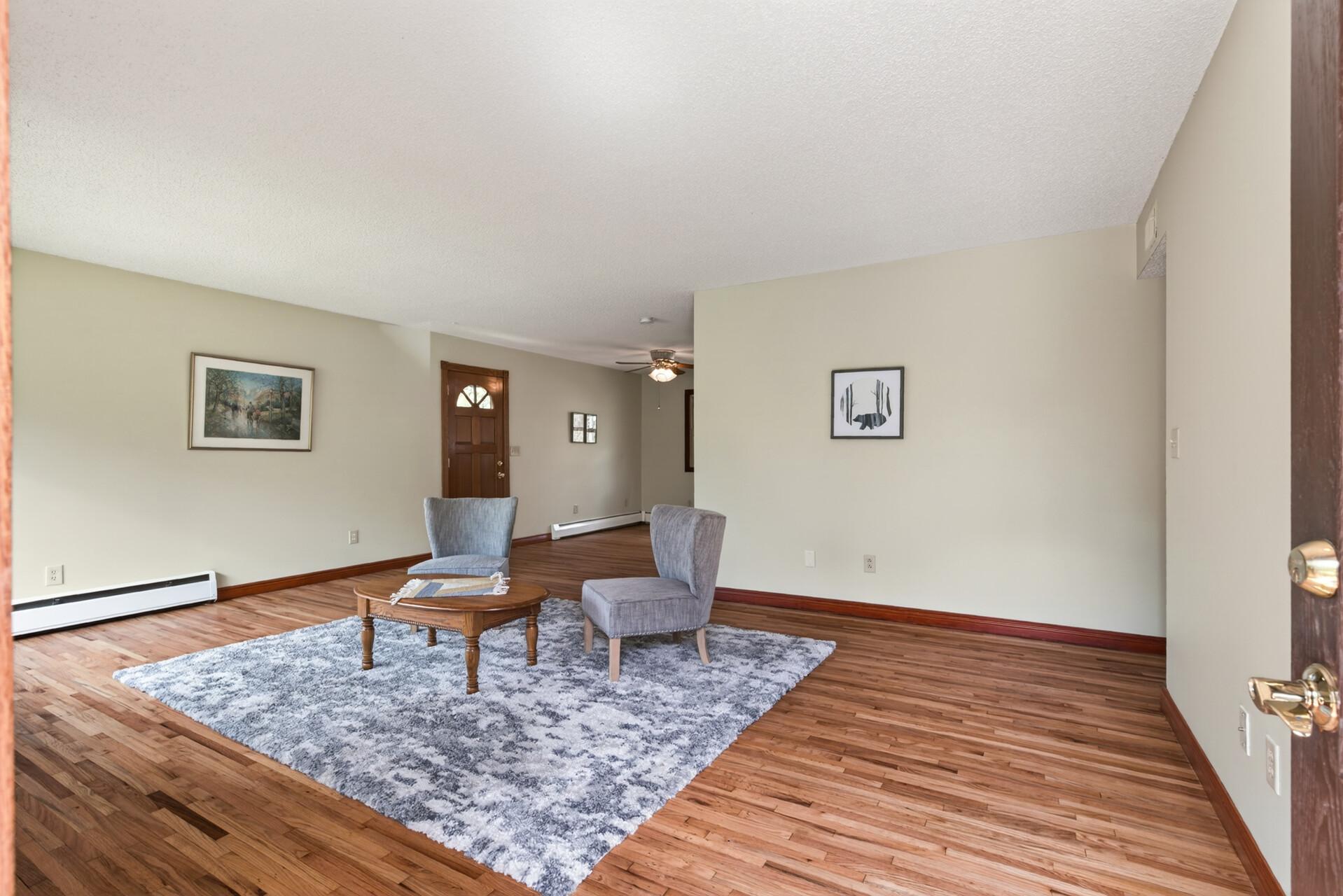 04_908_Greenvale_Ave_W4_mls.jpg
