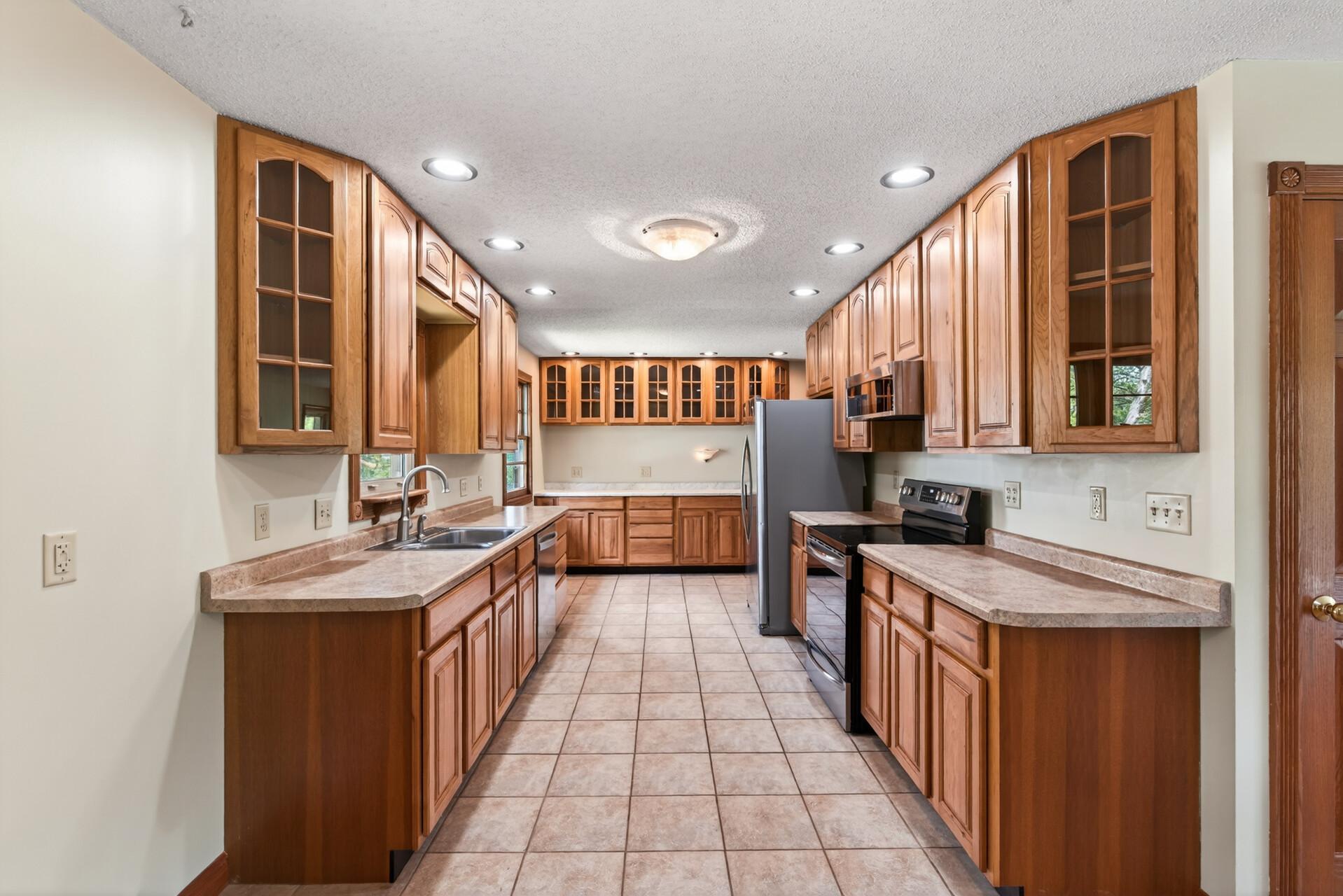 09_908_Greenvale_Ave_W9_mls.jpg
