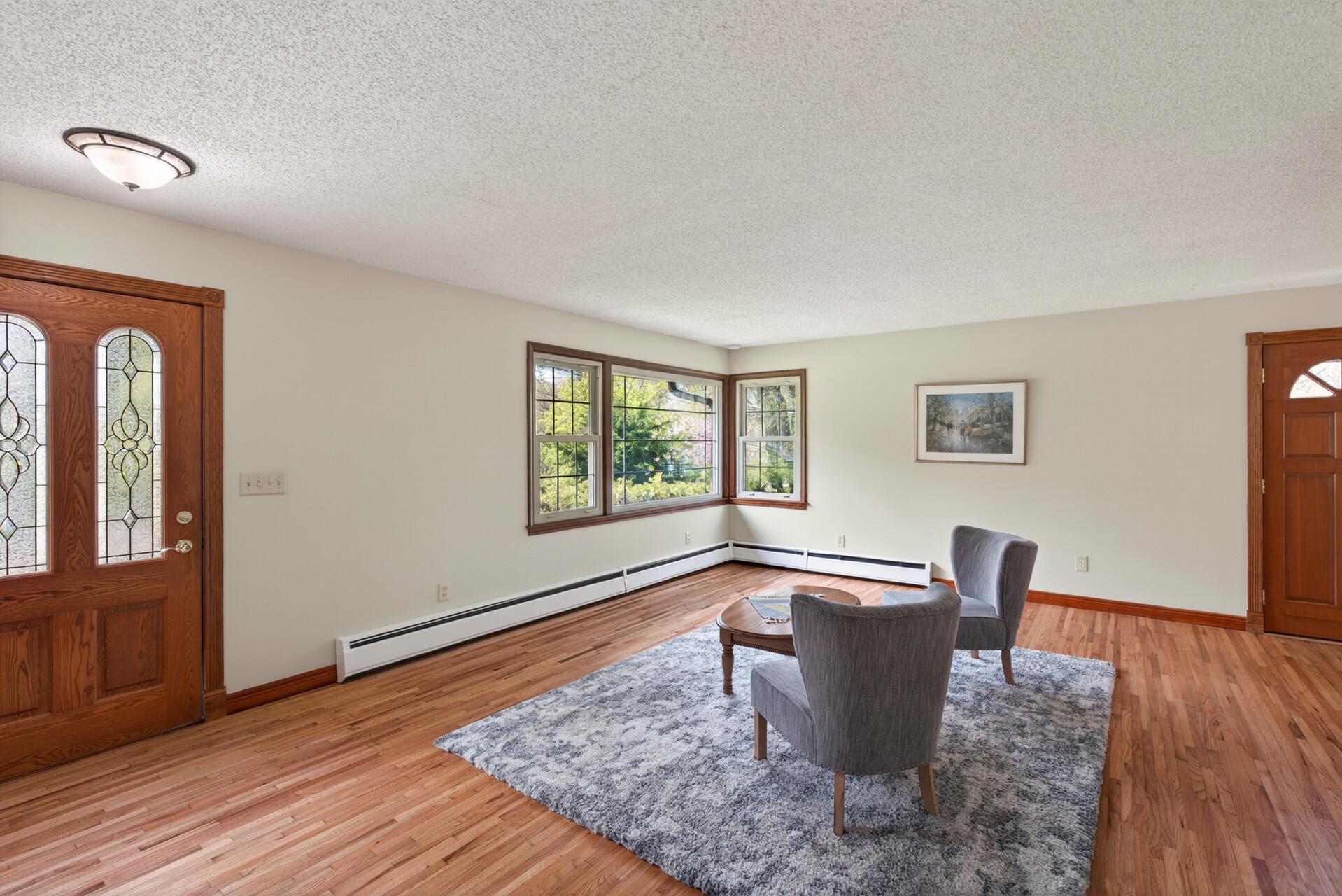 05_908_Greenvale_Ave_W5_mls.jpg