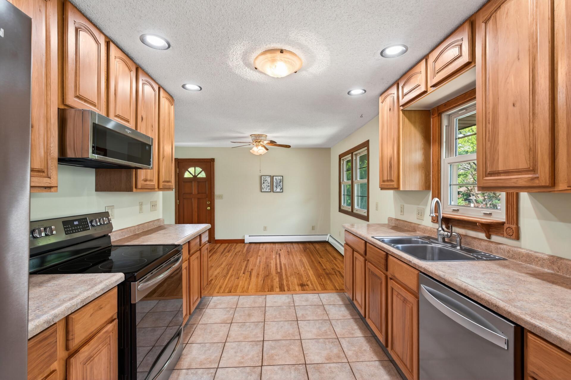 12_908_Greenvale_Ave_W12_mls.jpg