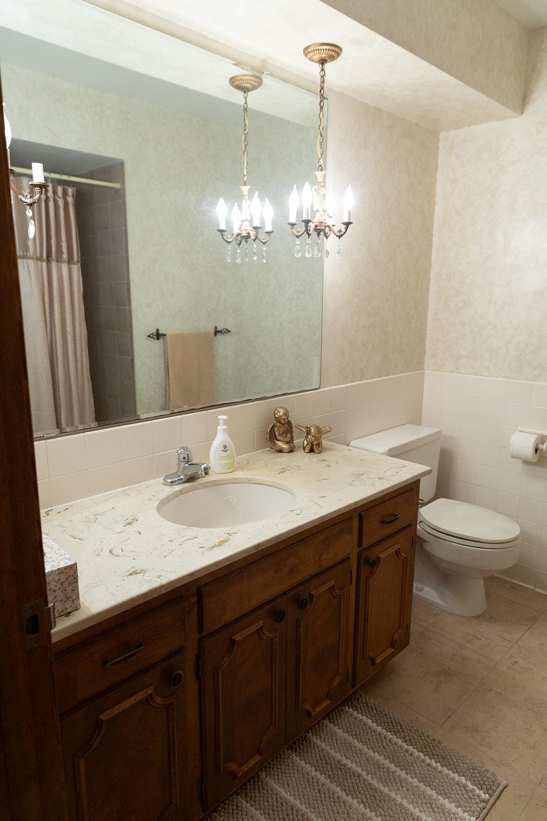 Upper-level full Bath
