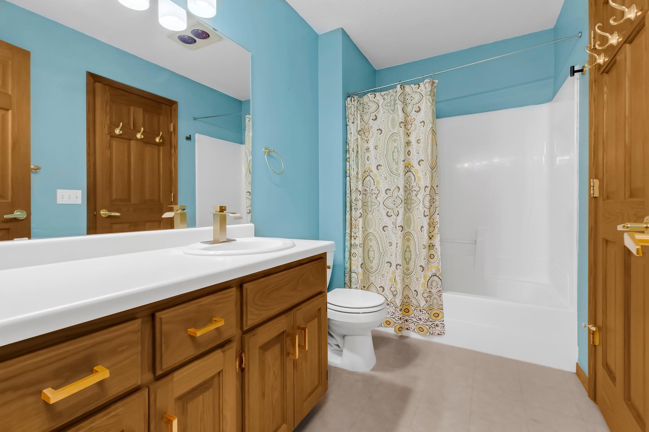 Upstairs full bathroom