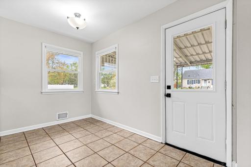 Side entry, breakfast area