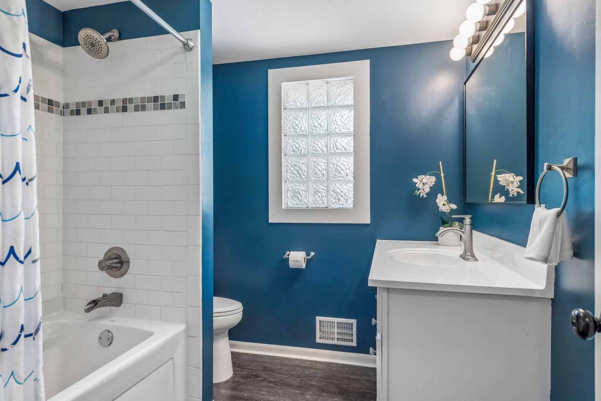 Upper level full bathroom with updated vanity and tub/shower combo