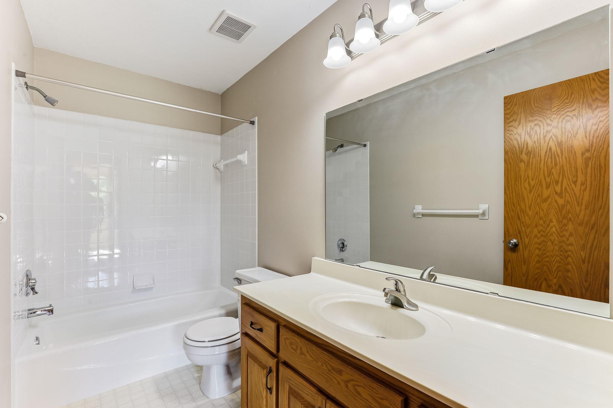 Bright and well-maintained full bath featuring a functional layout and clean finishes.