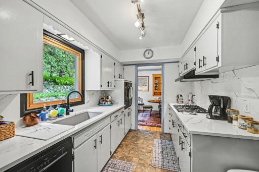 885 Old Lexington Avenue, Saint Paul, MN 55116