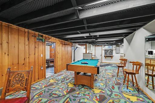 Large family room - Room for billiards also !