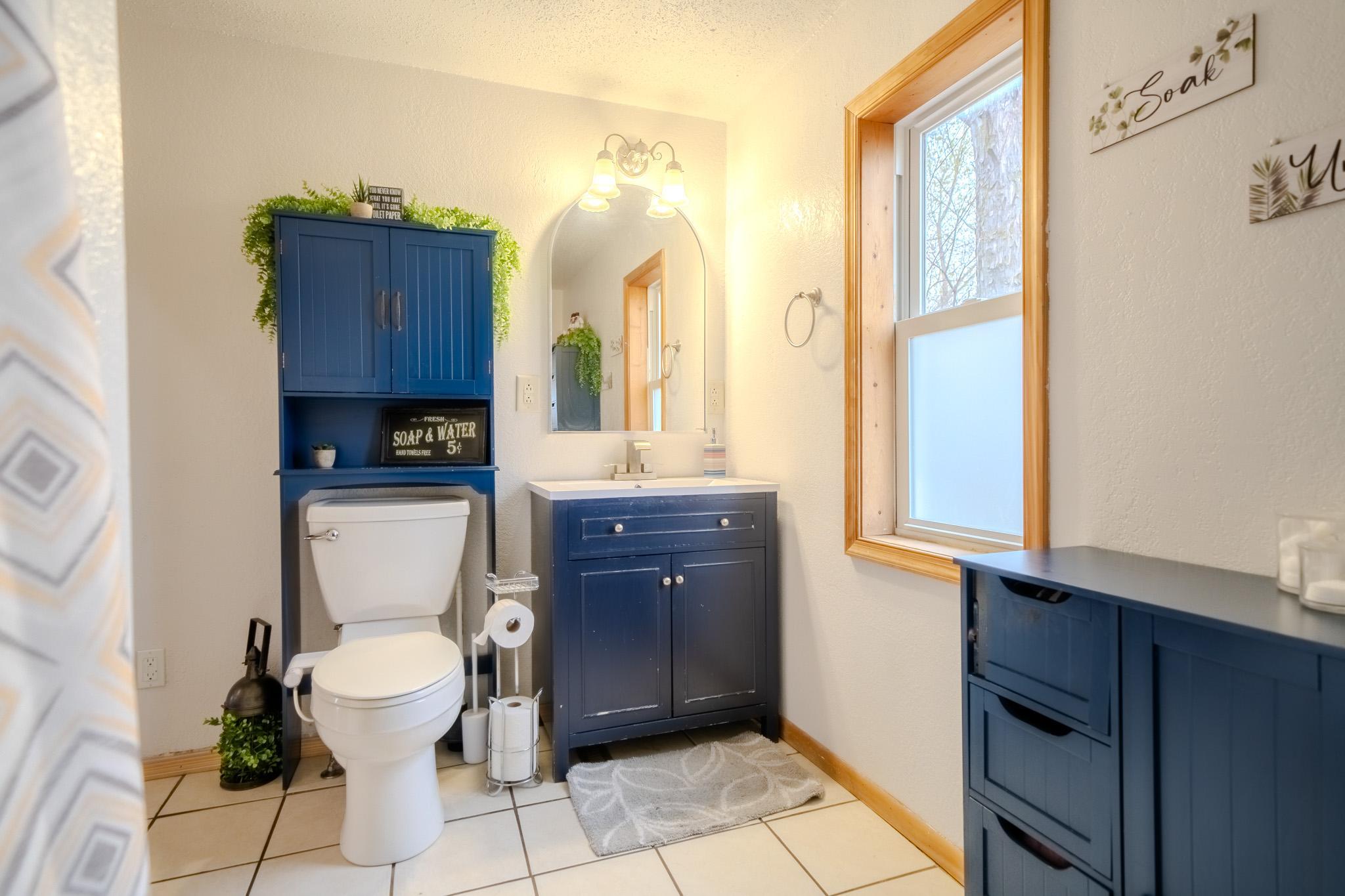 Full bathroom - main level