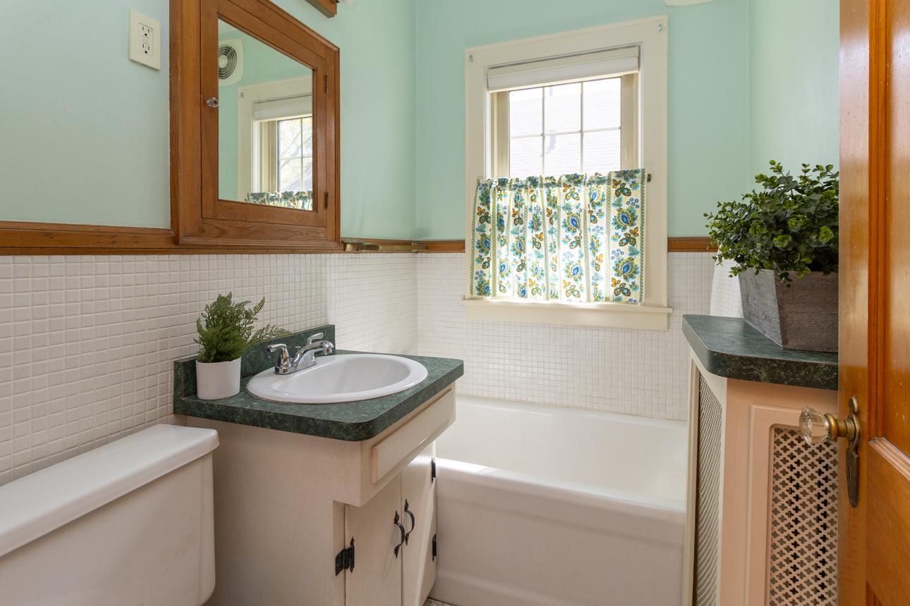 Main floor full bathroom