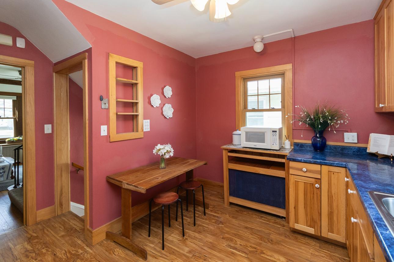 Eat-in kitchen space