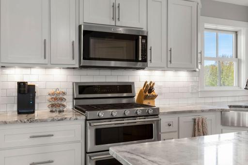 38-web-or-mls-21576 Meadowbrook Ave-93.jpg