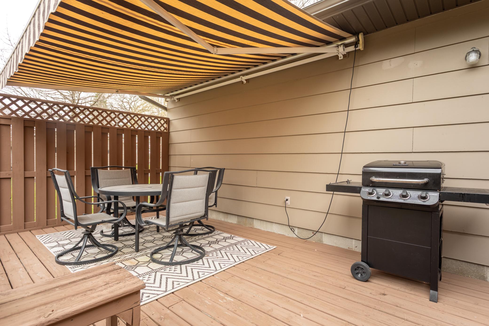 Retractable awning