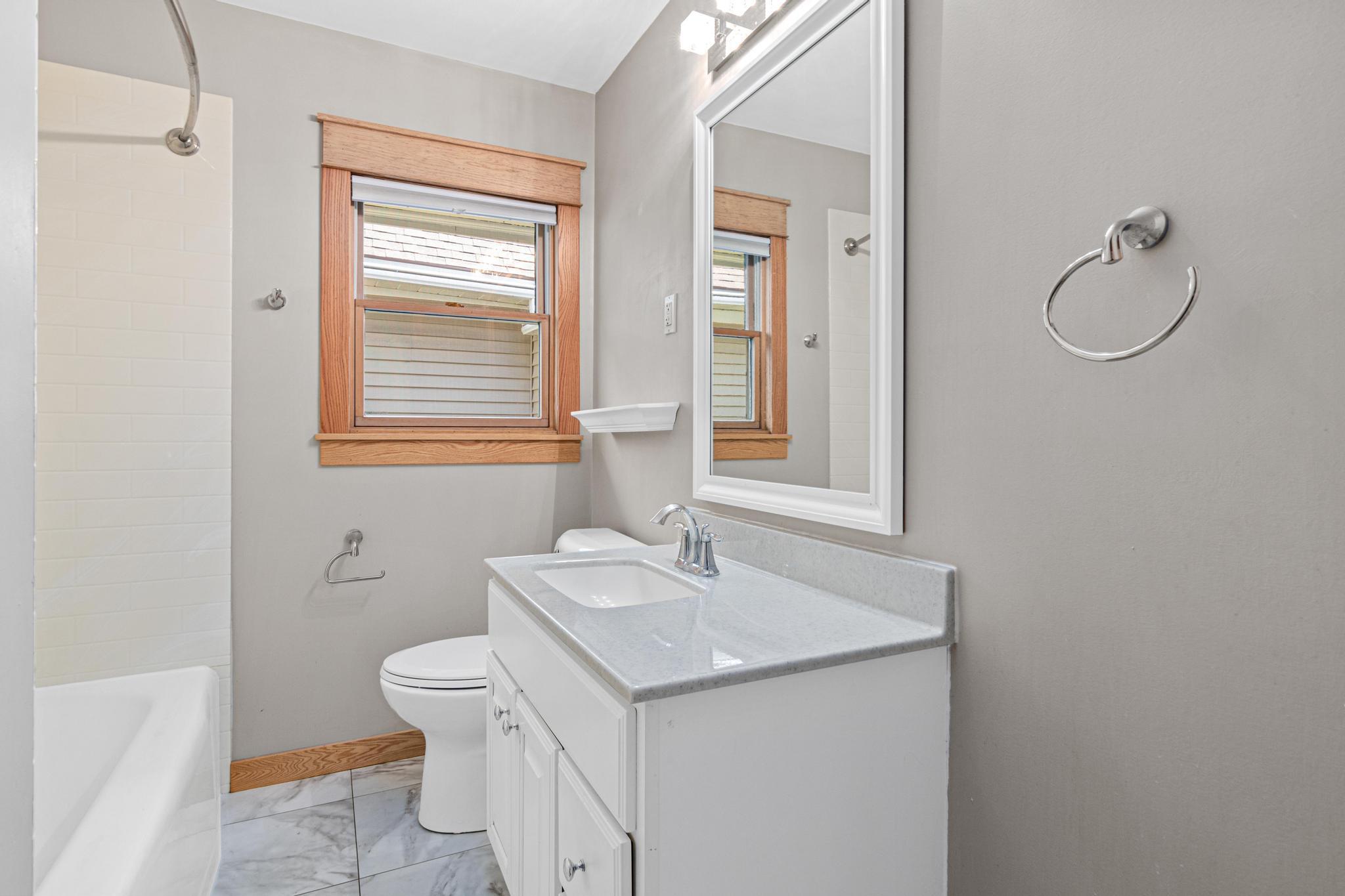 Main floor bathroom with tub/shower