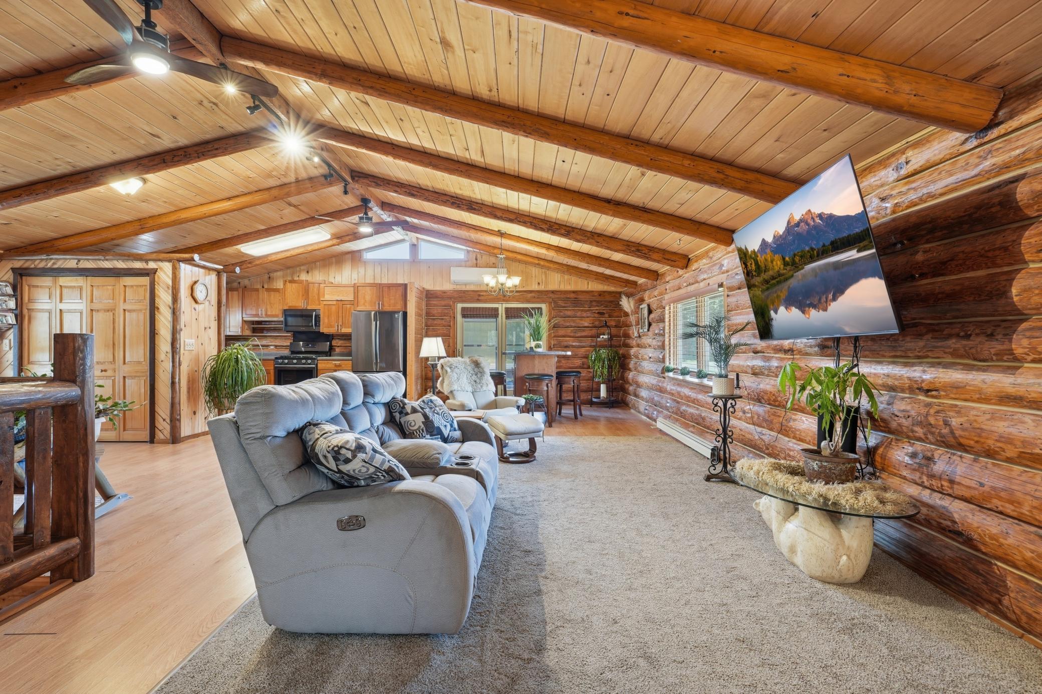 06-Living Room.jpg