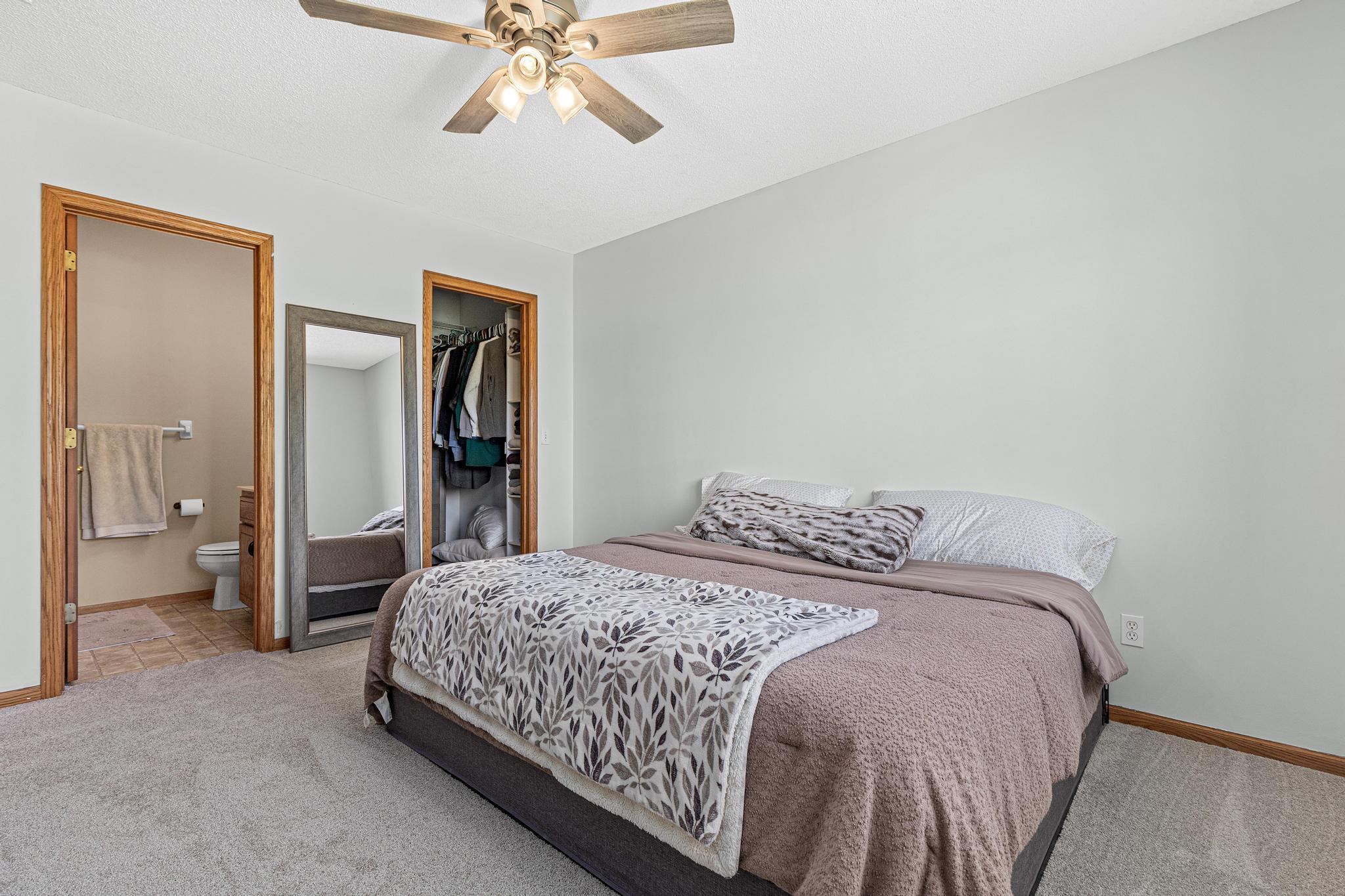 Primary bedroom w/bath and walk-in closet