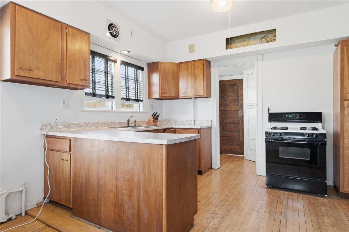 Spacious Kitchen Gas Stove