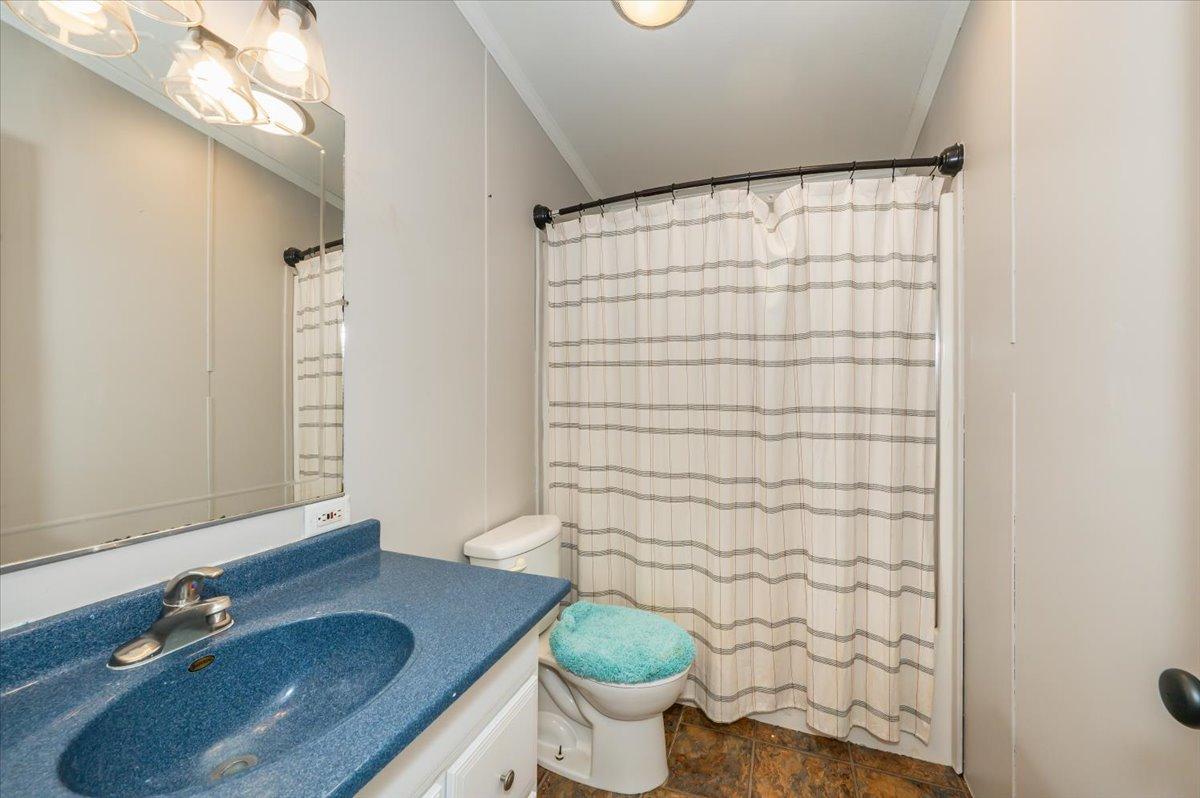 15-Bathroom.jpg