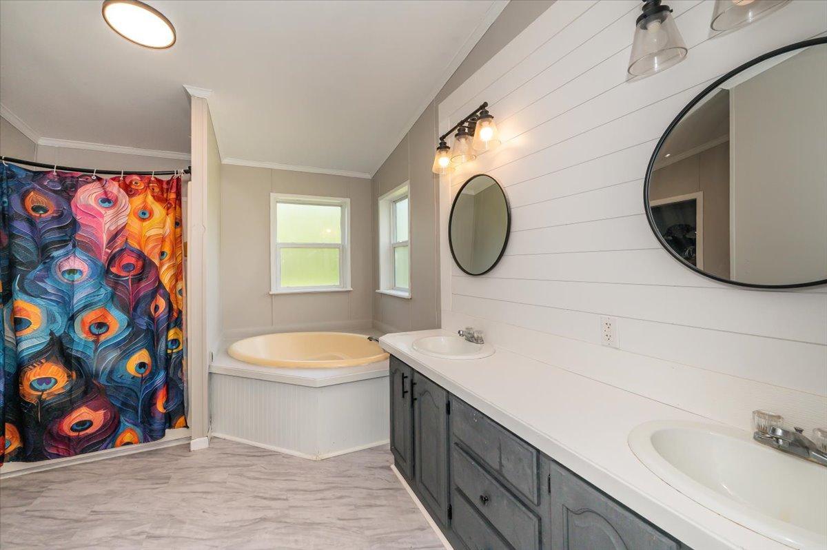 04-Master Bathroom.jpg
