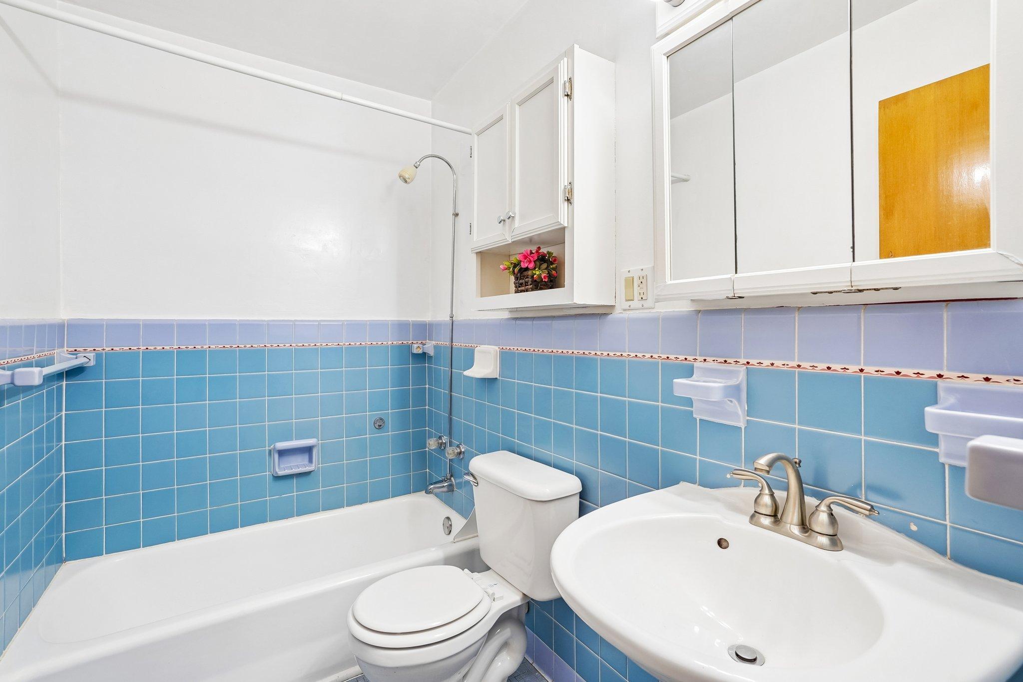 Bathroom main flr.jpg