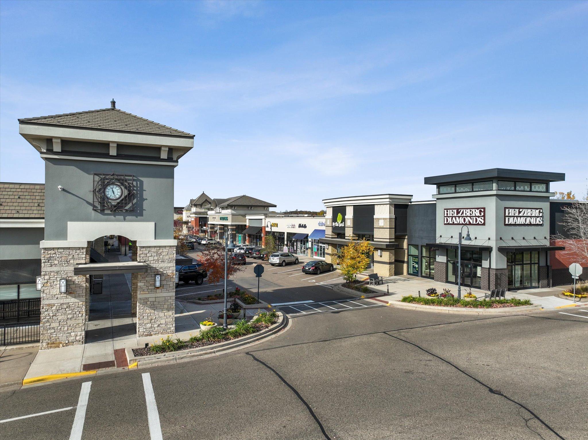 Woodbury Lakes offers shopping and dining options. Just a short drive!