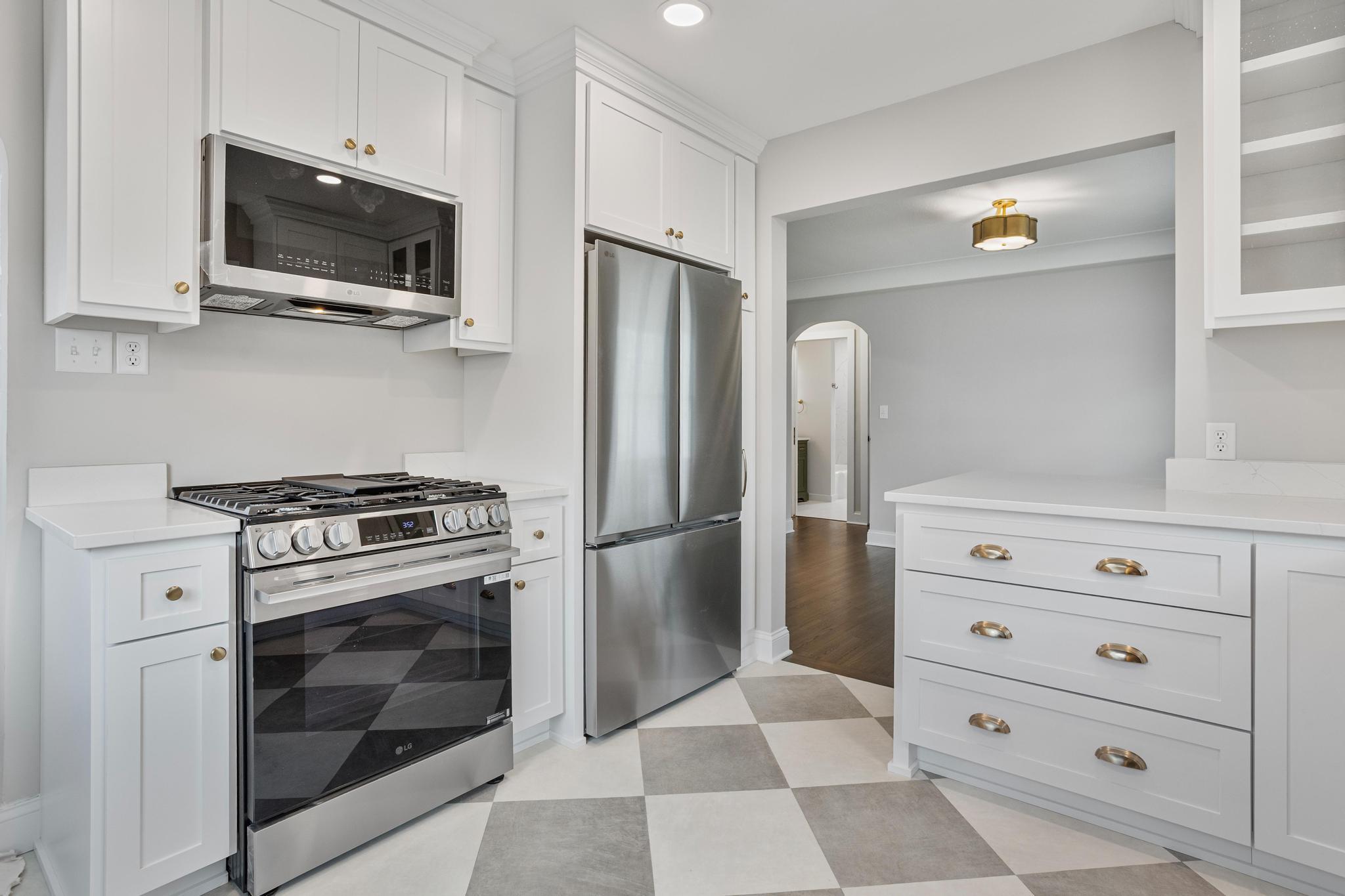 Kitchen - range and refrigerator.jpg