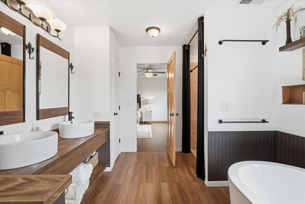 Dual vanity.