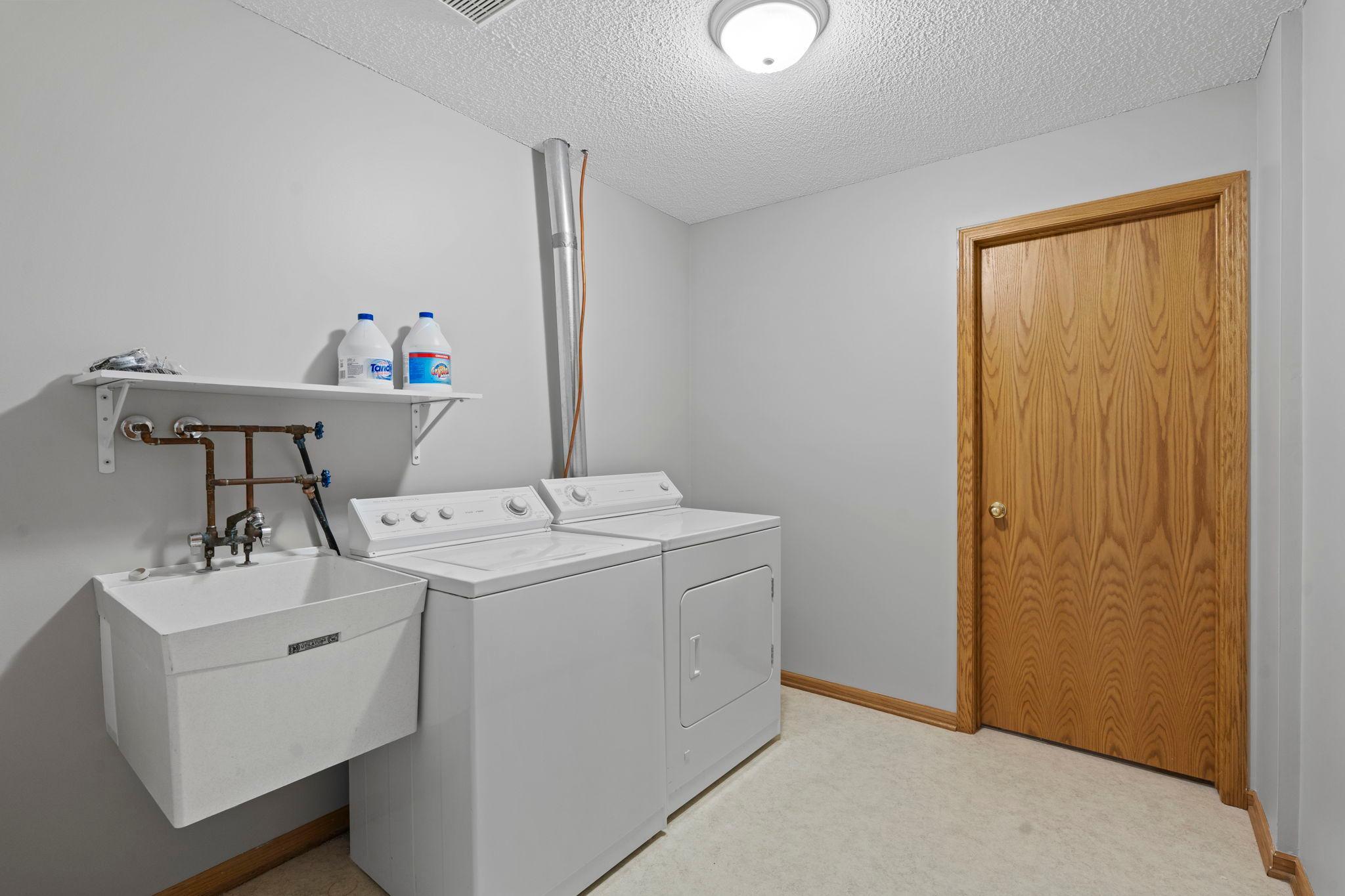 Laundry room - Lower level