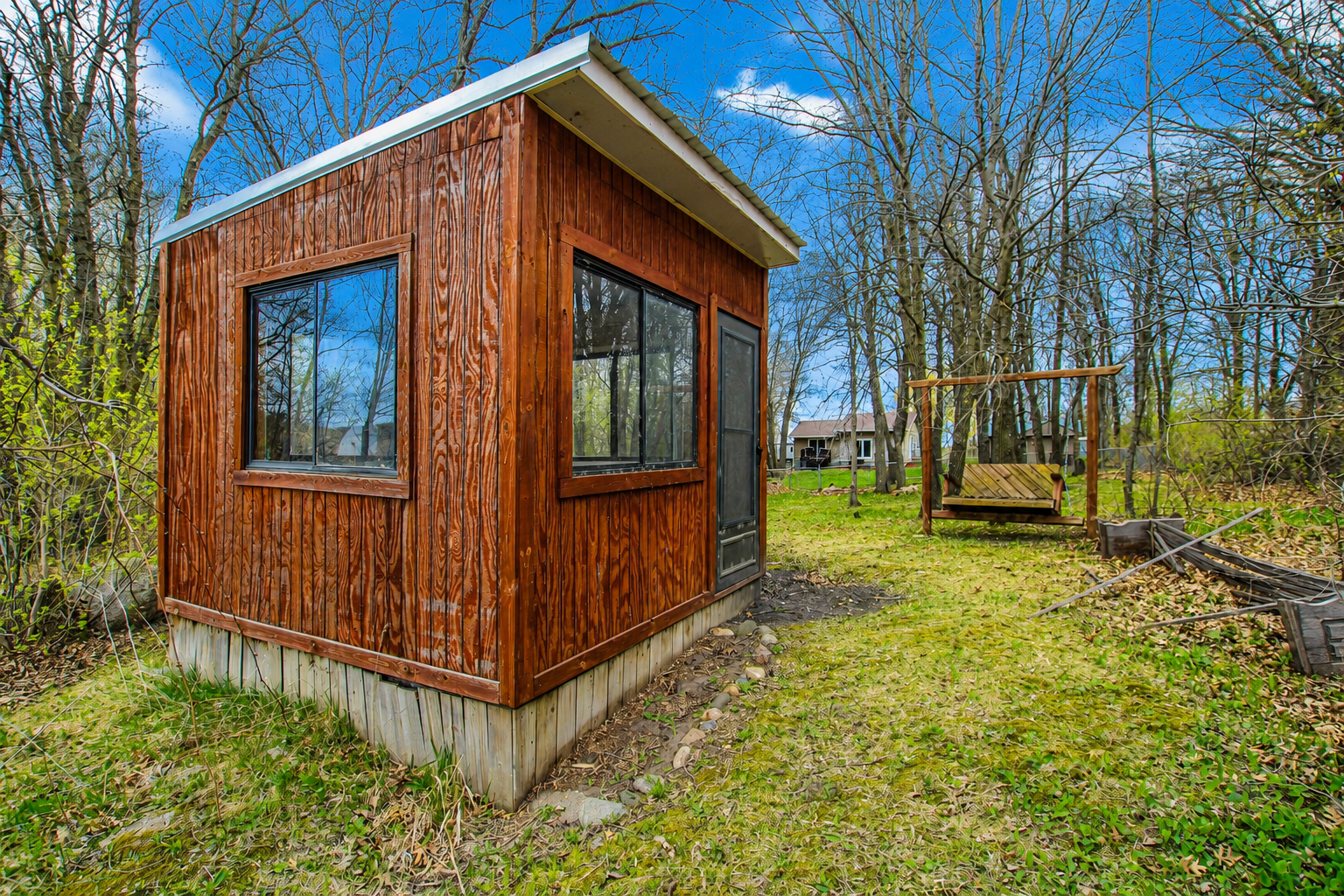 Outbuilding by Pond.png