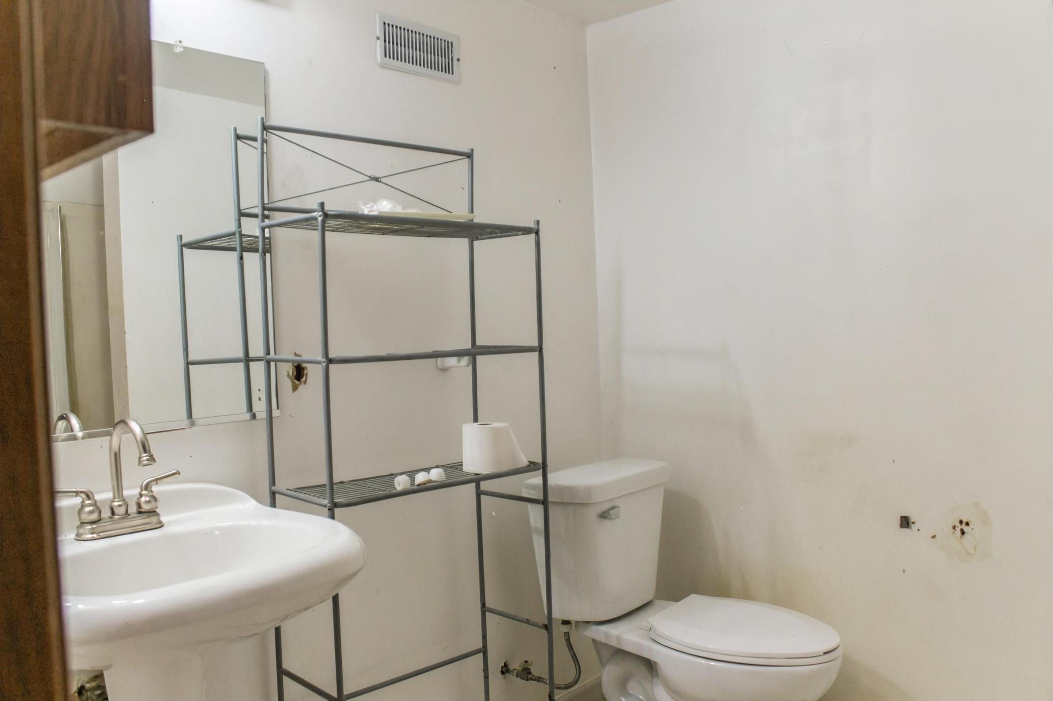 2nd bathroom 2.jpeg