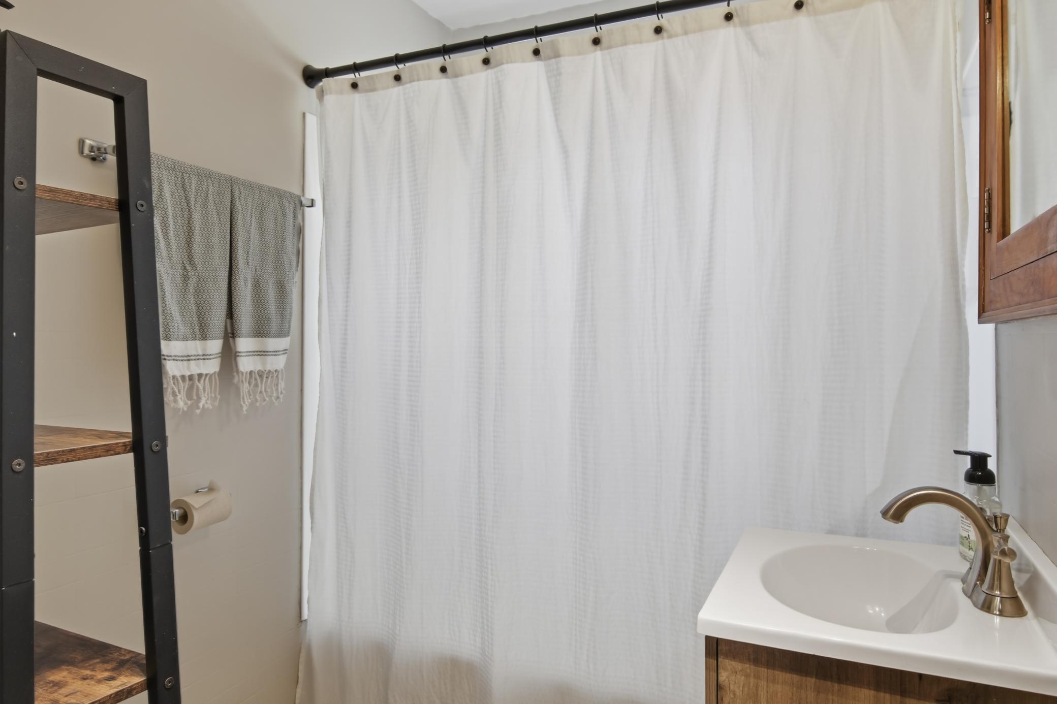 Main Level Full bathroom