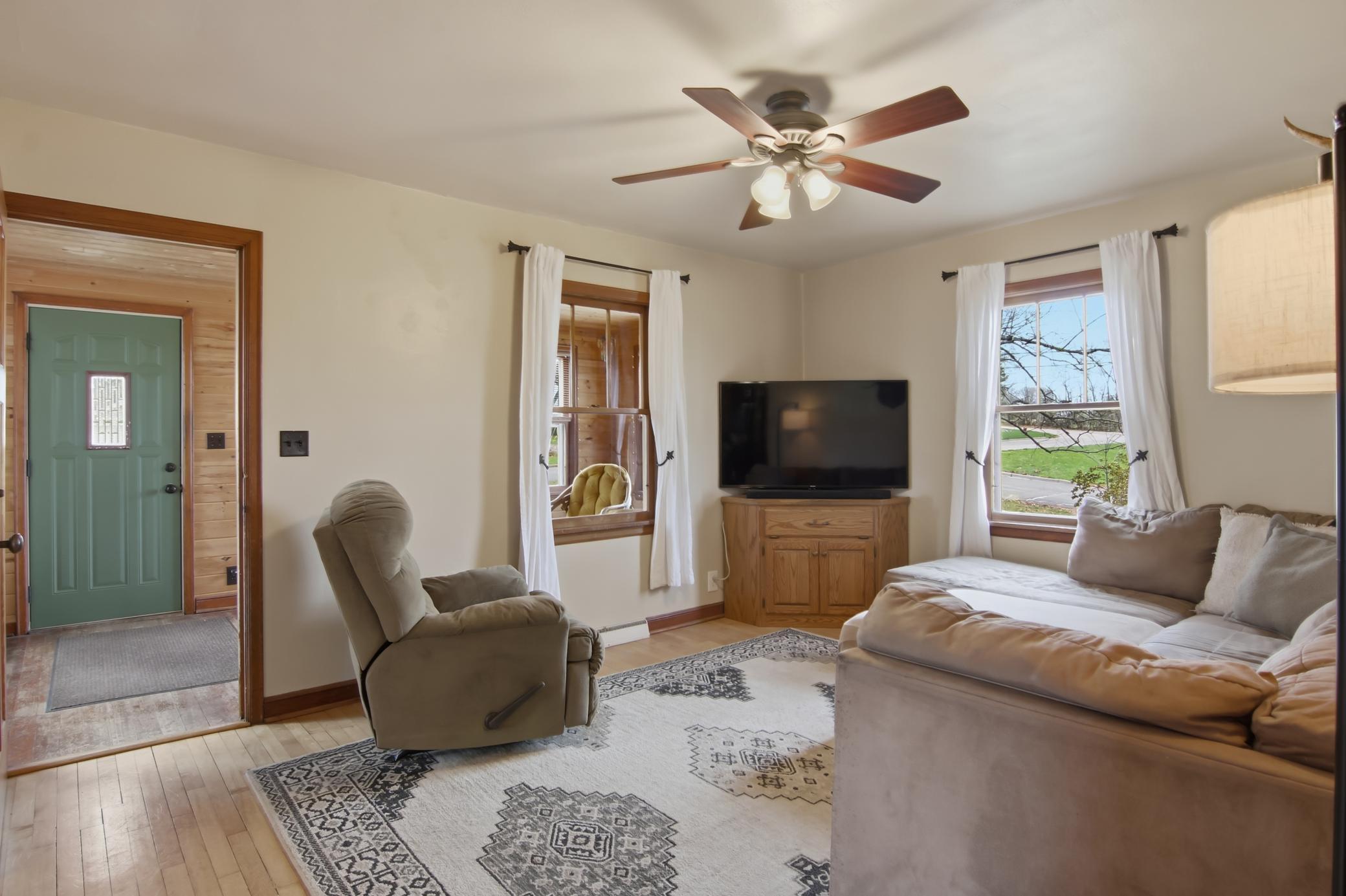02-LivingRoom-2-jpg.jpg