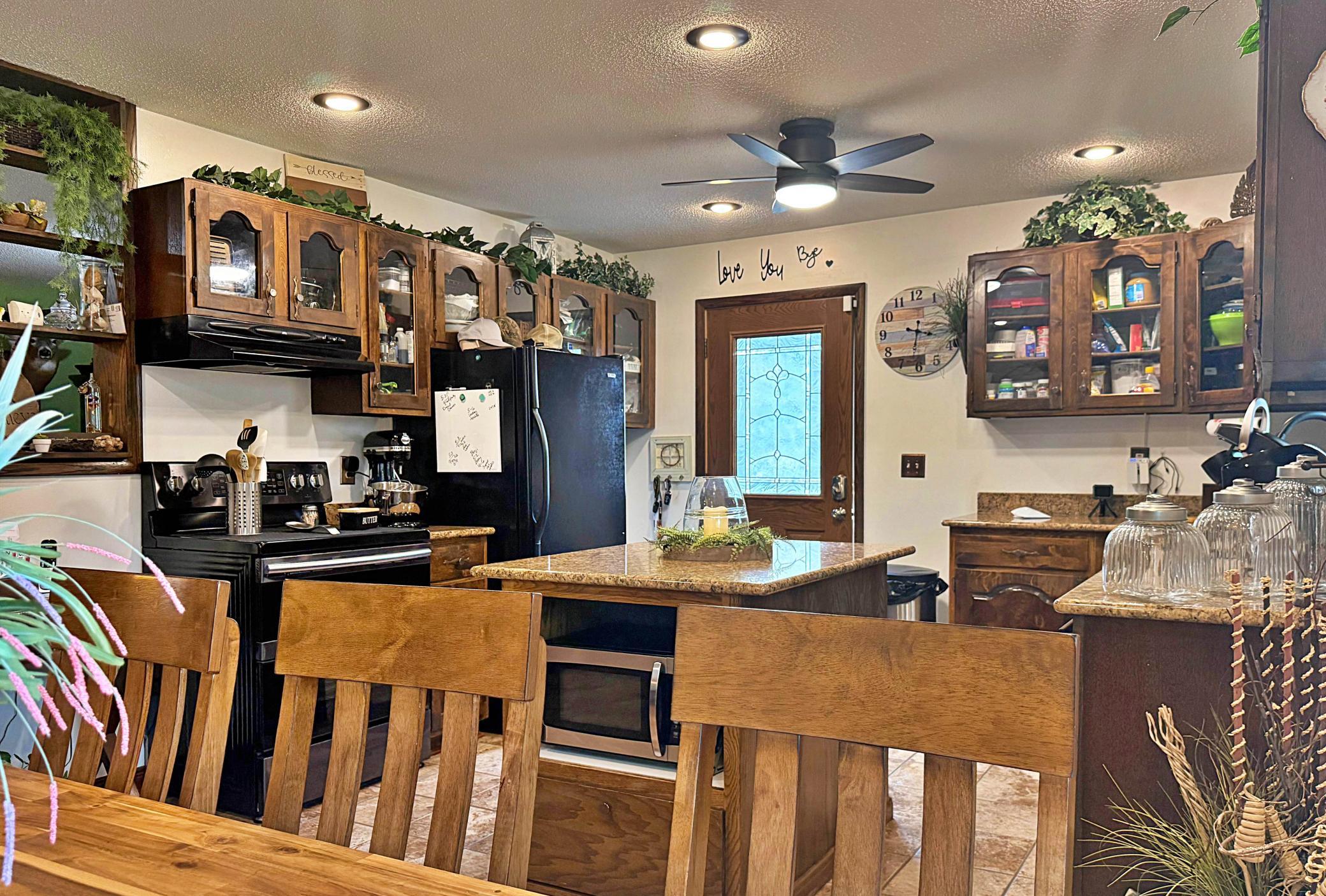 Kitchen 2.jpeg