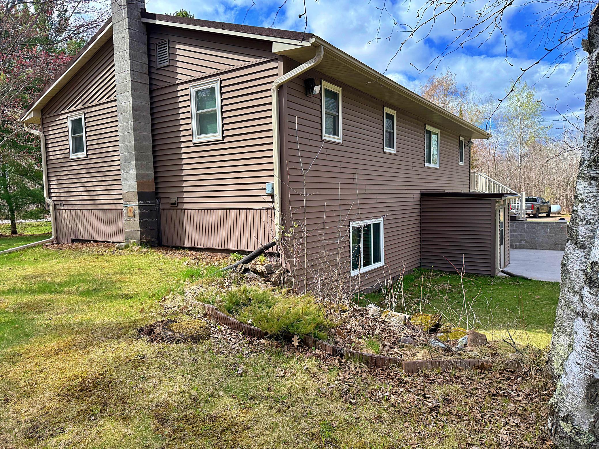 Side view of home with deck.jpeg