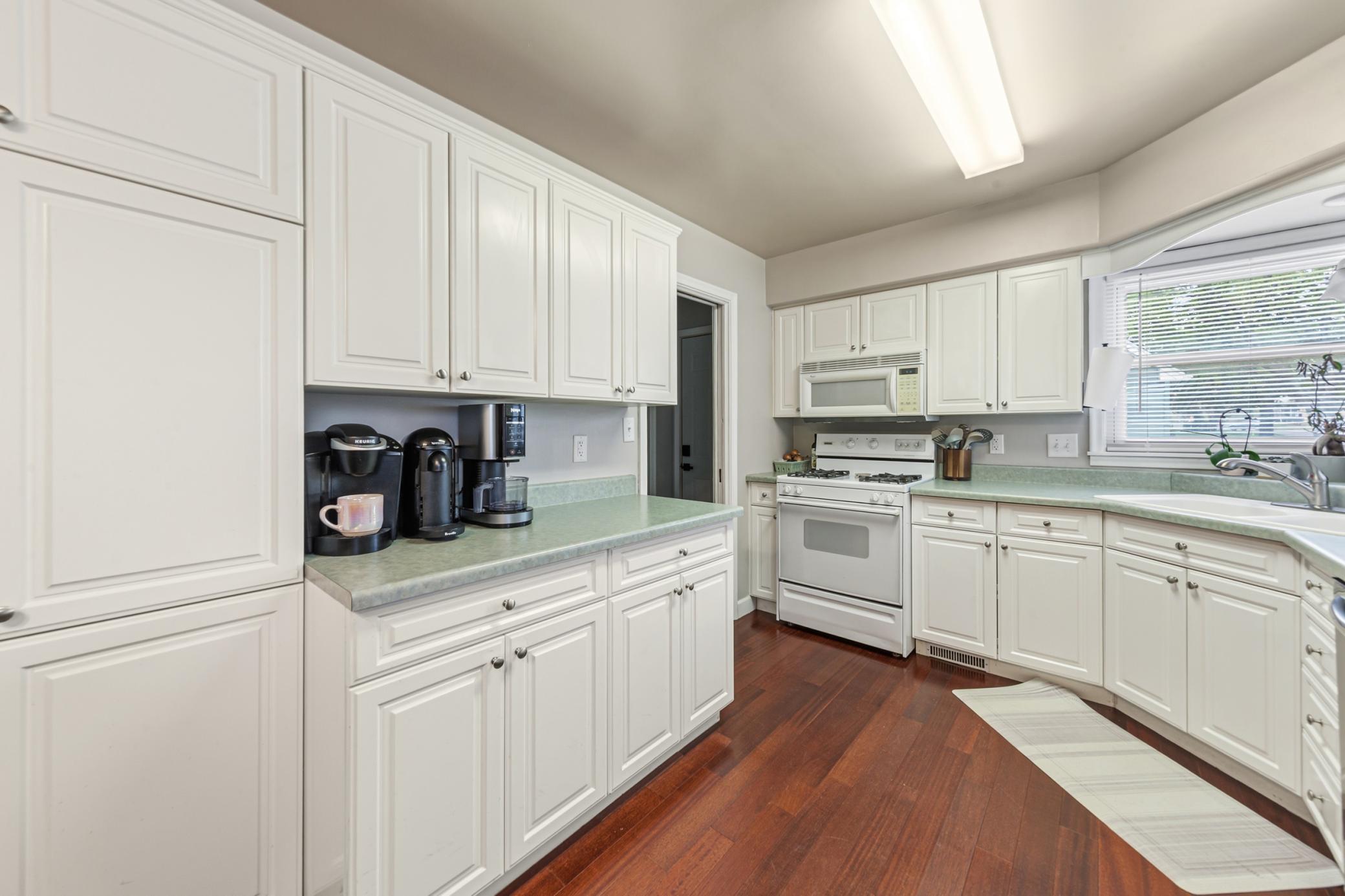 17 kitchen.jpg