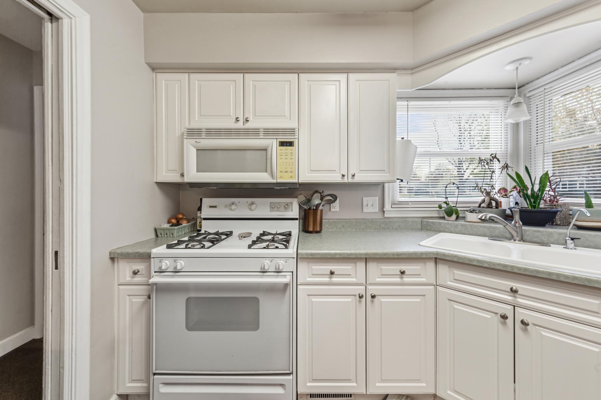 20 kitchen.jpg