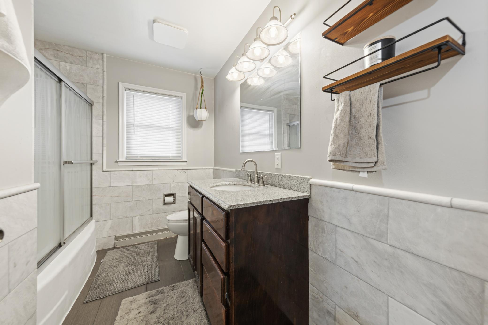 25 bathroom.jpg