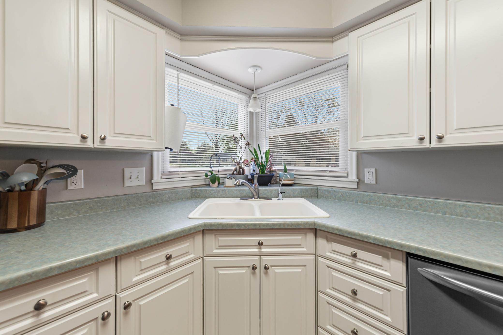 19 kitchen.jpg