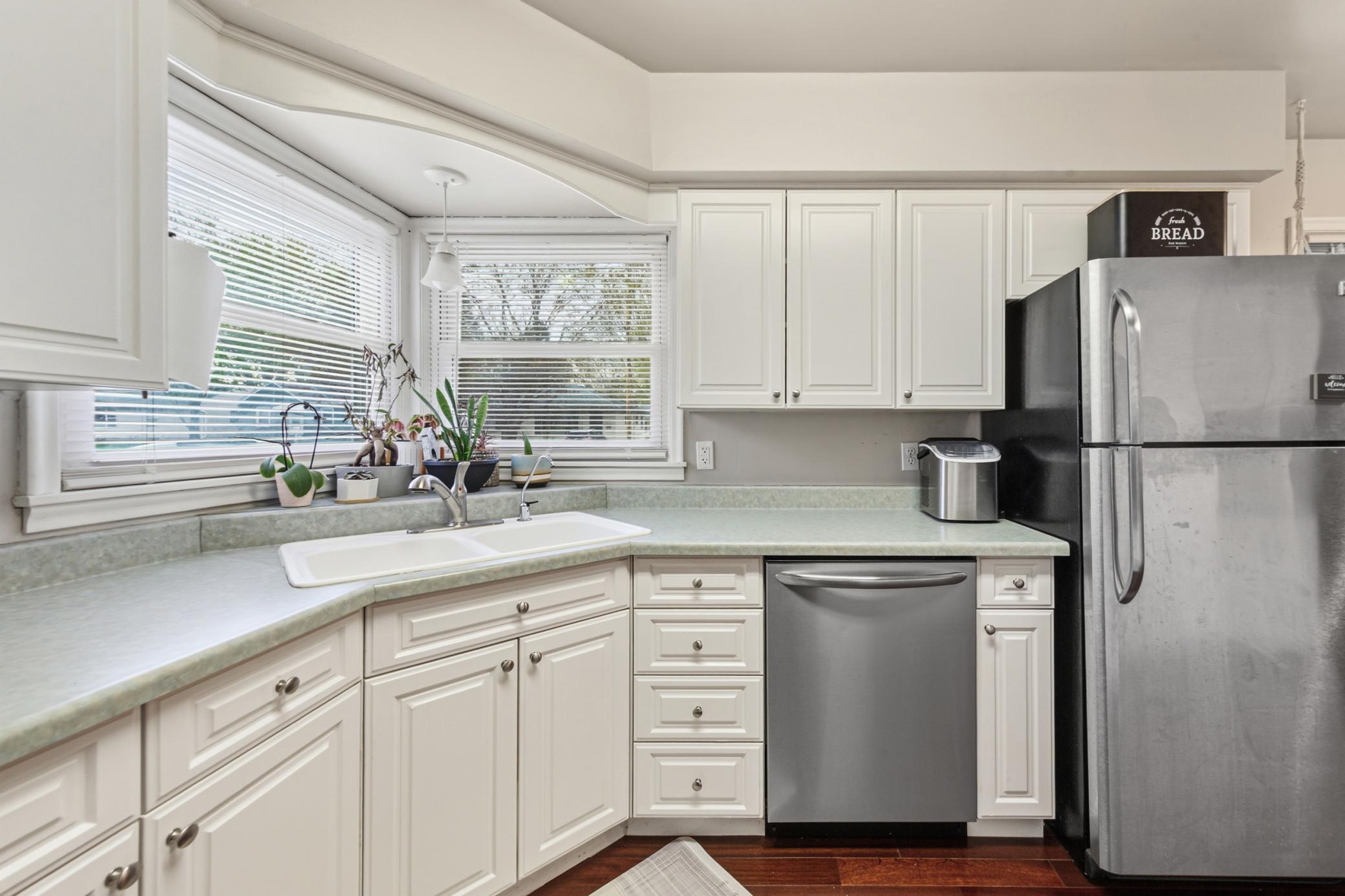 18 kitchen.jpg